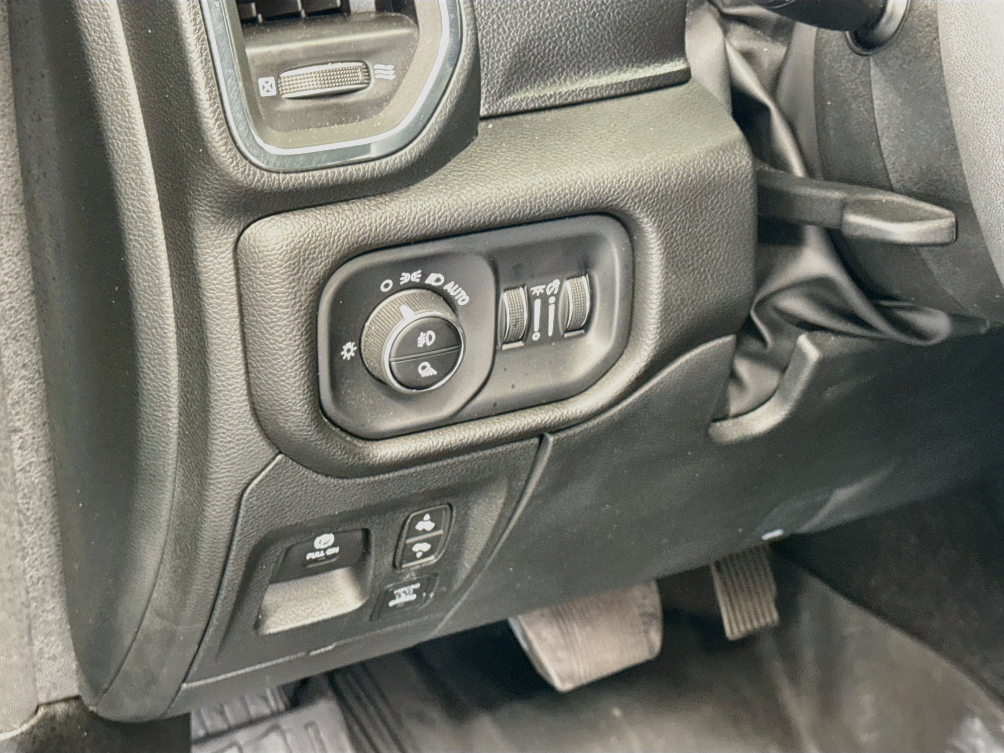 Used 2025 RAM 1500 Laramie w/ Laramie Southwest Edition AWD/4WD image 17