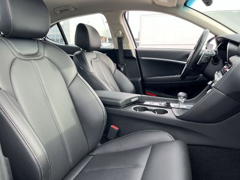 Used 2025 Genesis G70 2.5T image 26