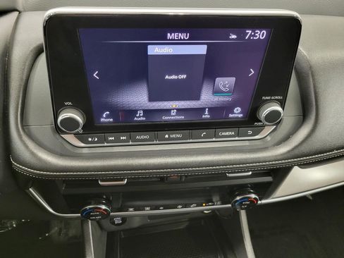 Used 2025 Nissan Rogue SV image 8