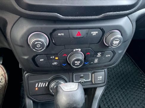 Used 2018 Jeep Renegade Trailhawk AWD/4WD image 29