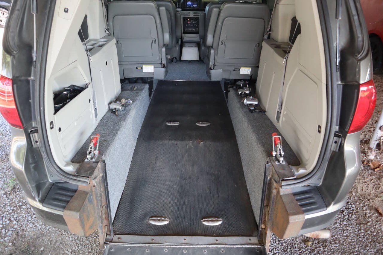 Used 2010 Volkswagen Routan SE FWD image 20