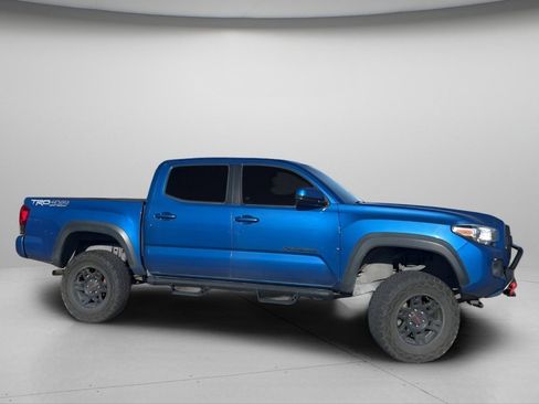 Used 2017 Toyota Tacoma TRD Off-Road AWD/4WD image 4