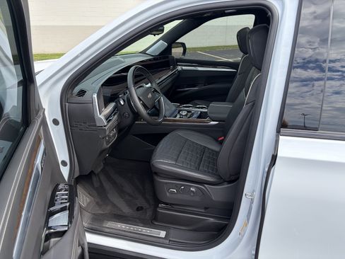 Used 2026 Cadillac Escalade Platinum Sport w/ LPO, ONYX Package AWD/4WD image 9