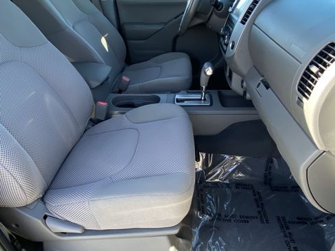 Used 2019 Nissan Frontier SV image 11
