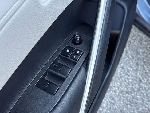 Used 2025 Toyota Corolla Cross L image 9