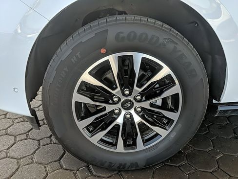 Certified 2025 Ford Expedition Platinum AWD/4WD image 11
