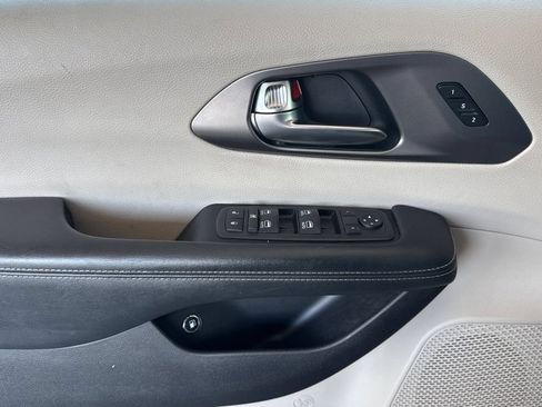 Used 2022 Chrysler Pacifica Touring-L w/ Uconnect Theater Family Group FWD image 17