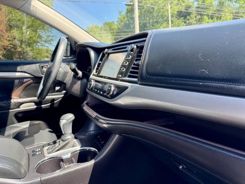 Used 2016 Toyota Highlander XLE w/ Protection Package #3 AWD/4WD image 16