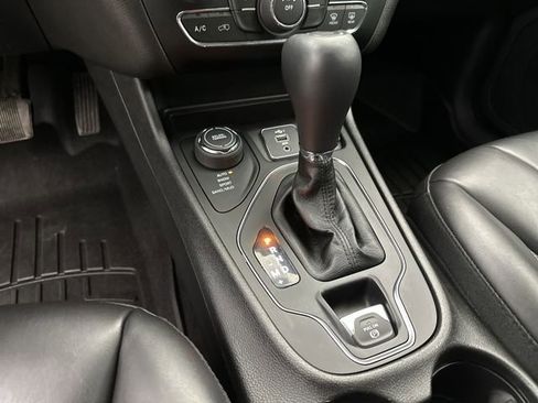 Used 2021 Jeep Cherokee Latitude Plus AWD/4WD image 22