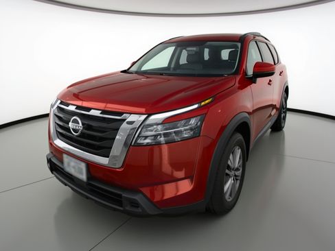 Used 2025 Nissan Pathfinder SV image 3