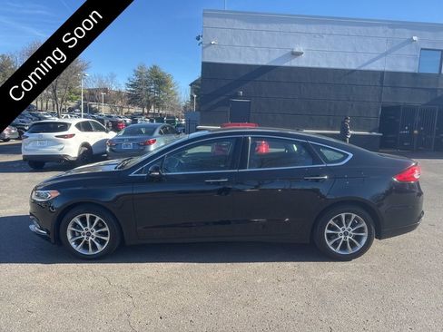 Used 2017 Ford Fusion SE w/ Fusion SE Technology Package image 8