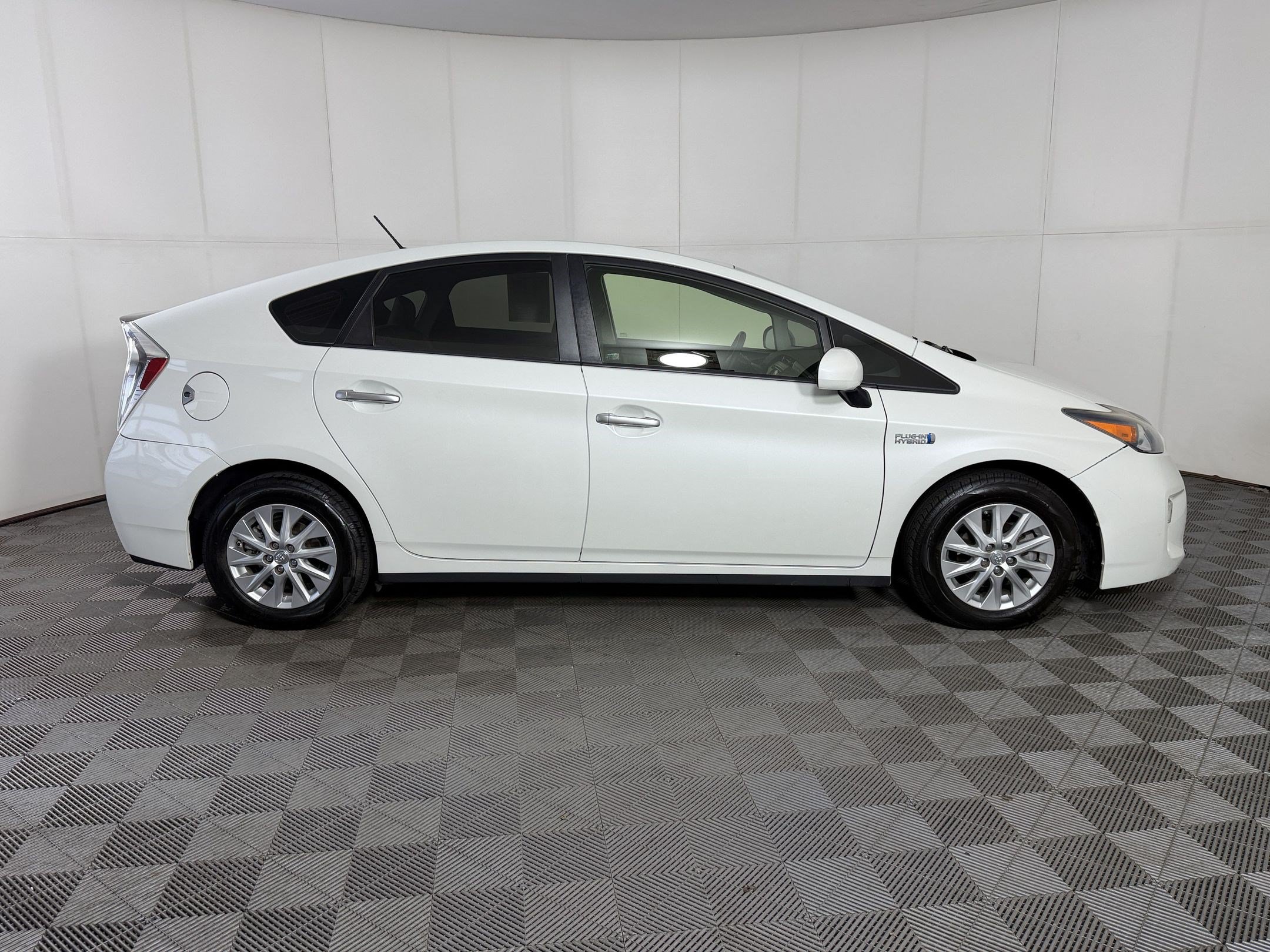 Used 2015 Toyota Prius Prime Plug-In Hybrid FWD image 8