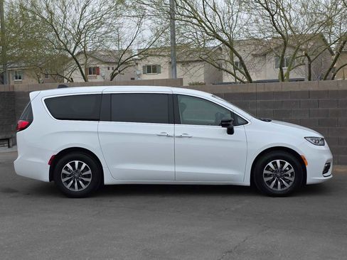 Used 2024 Chrysler Pacifica Select image 10