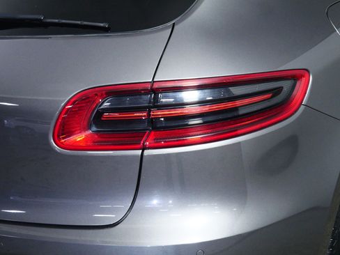 Used 2018 Porsche Macan image 17