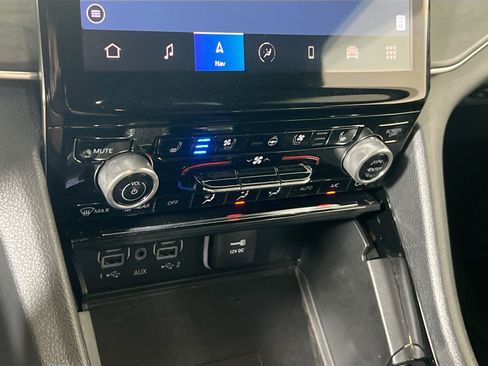 Used 2023 Jeep Grand Cherokee Overland w/ Luxury Tech Group IV AWD/4WD image 16