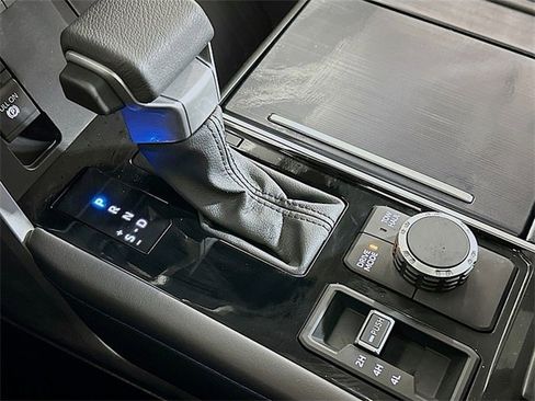 Used 2025 Toyota Sequoia Platinum image 19