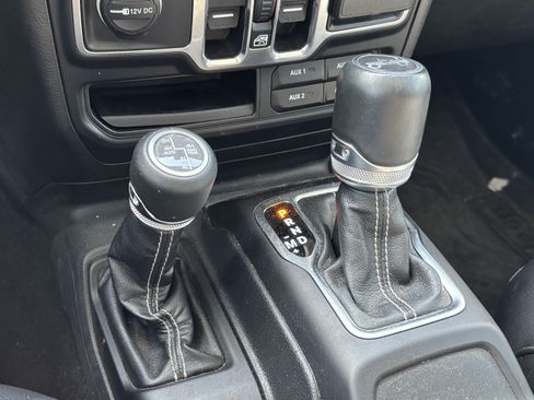 Used 2019 Jeep Wrangler Unlimited Sahara AWD/4WD image 21