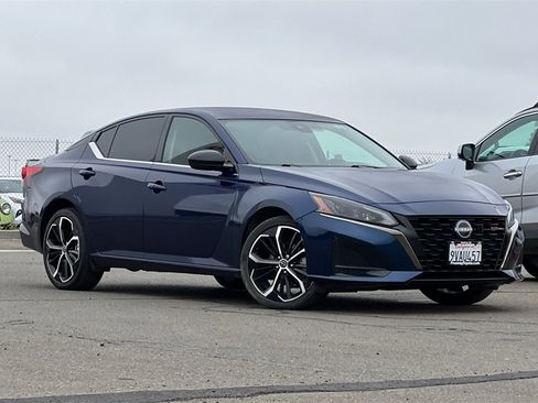 Used 2024 Nissan Altima 2.5 SR image 2