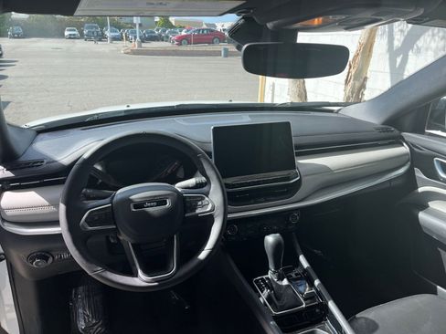 Used 2025 Jeep Compass Limited image 33