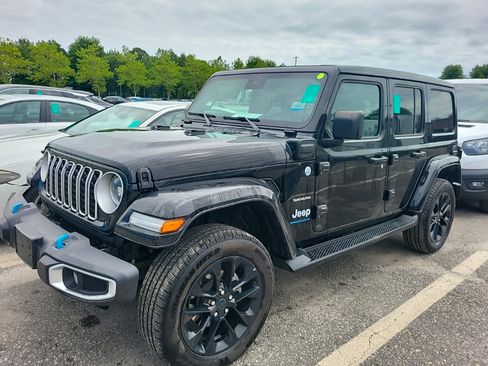 Used 2024 Jeep Wrangler Unlimited Sahara w/ Technology Group AWD/4WD image 5