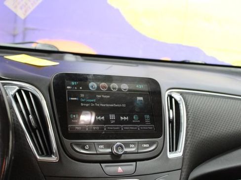 Used 2018 Chevrolet Malibu LT FWD image 18