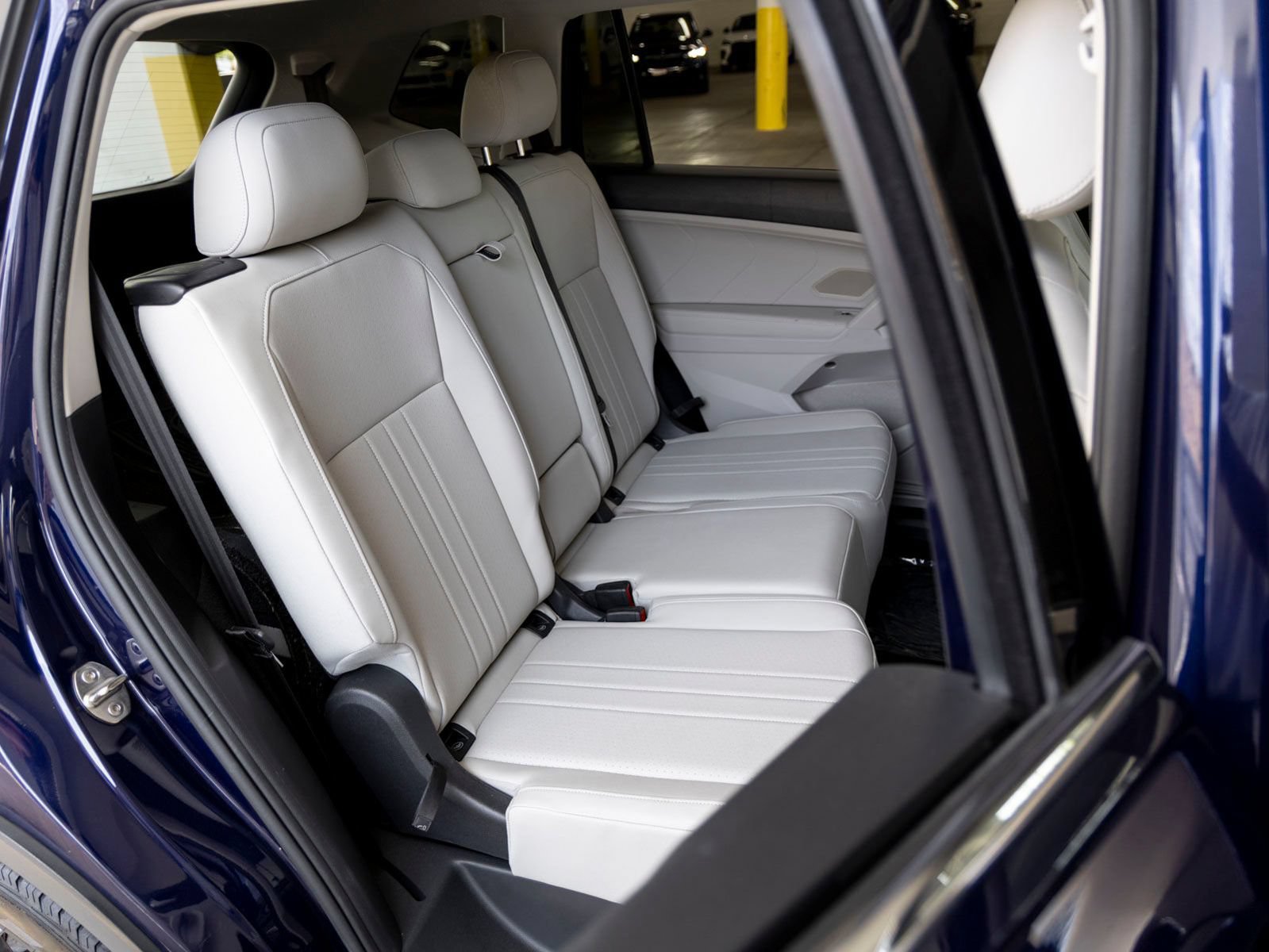 Used 2023 Volkswagen Tiguan SE w/ Panoramic Sunroof Package FWD image 23