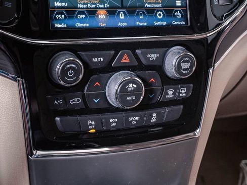 Used 2019 Jeep Grand Cherokee Overland AWD/4WD image 24
