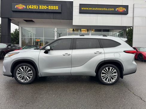 Used 2022 Toyota Highlander Platinum image 2