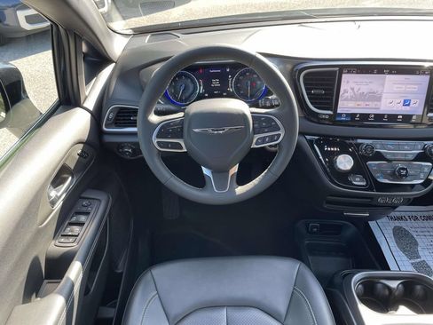 Used 2025 Chrysler Pacifica Select FWD image 14