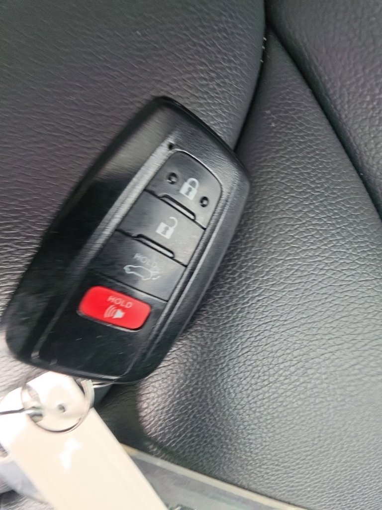 Used 2023 Toyota Highlander XLE AWD/4WD image 36