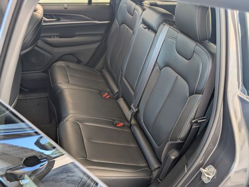 Used 2024 Jeep Grand Cherokee Limited w/ Luxury Tech Group II image 19