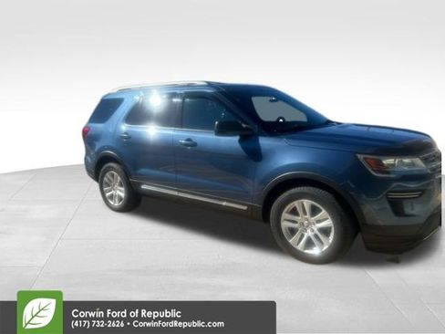 Used 2018 Ford Explorer XLT image 3