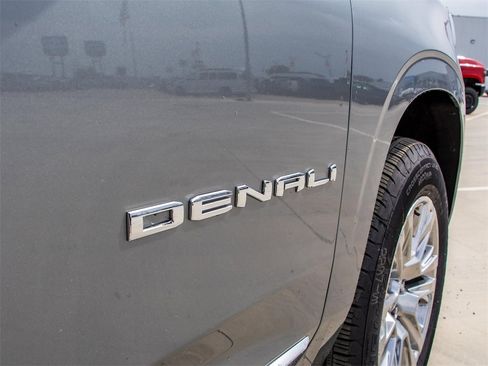 New 2025 GMC Yukon XL Denali image 12