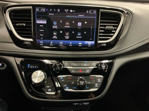 Used 2025 Chrysler Pacifica Select AWD/4WD image 25