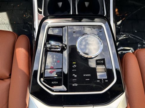 Used 2025 BMW 740i w/ Premium Package image 12