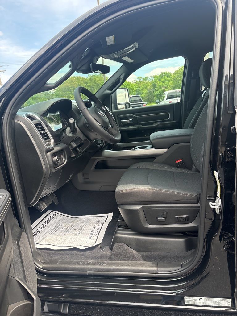 New 2026 RAM 3500 Big Horn AWD/4WD image 9