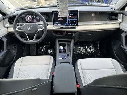 New 2025 Volkswagen Tiguan SE image 19