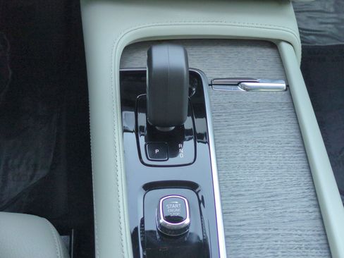 Used 2023 Volvo XC90 B6 Plus image 27