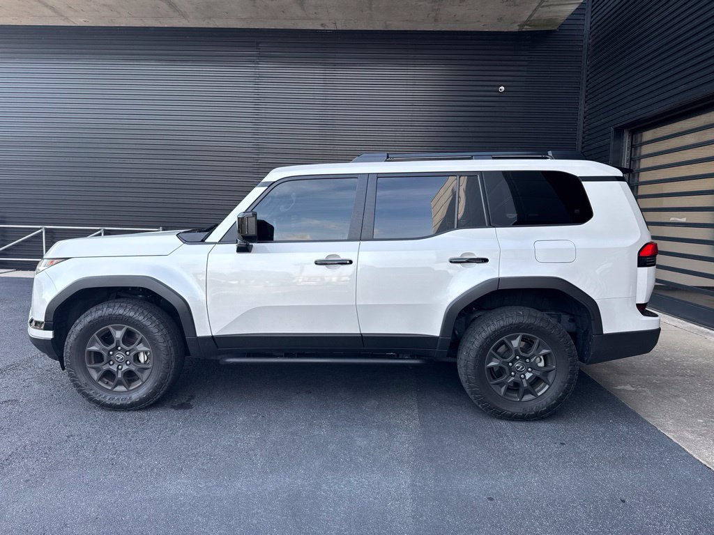 Used 2024 Lexus GX 550 AWD/4WD image 2
