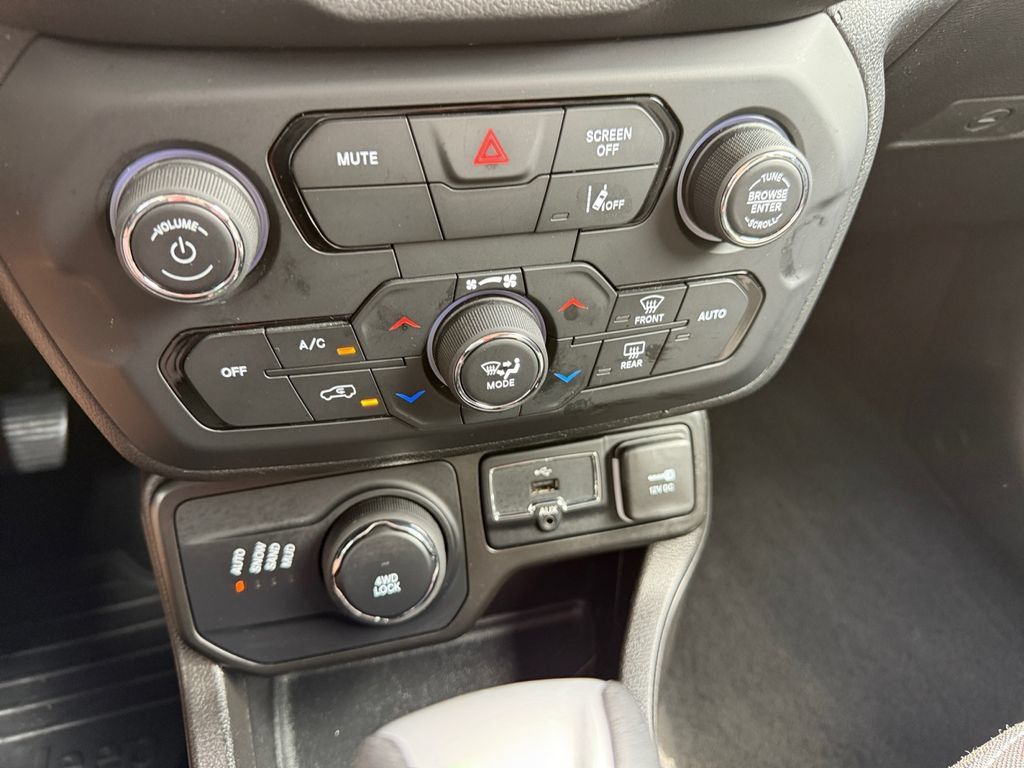 Used 2023 Jeep Renegade Latitude AWD/4WD image 34