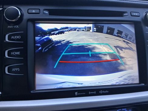 Used 2019 Toyota Highlander Plus FWD image 18
