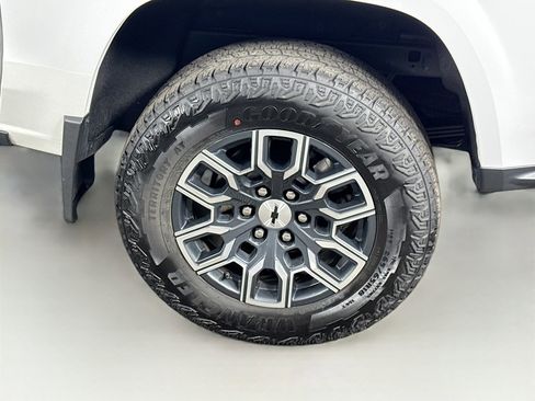Used 2023 Chevrolet Colorado Z71 w/ Z71 Convenience Package 2 AWD/4WD image 9