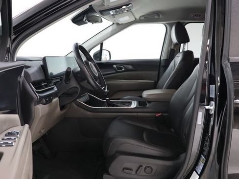 Used 2025 Kia Carnival FWD image 17