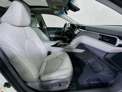 Used 2018 Toyota Camry XSE image 10