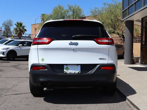 Used 2018 Jeep Cherokee Latitude FWD image 11