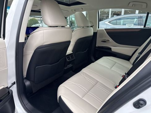 Certified 2024 Lexus ES 300h w/ Luxury Package image 15