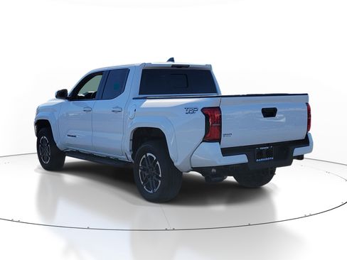 Used 2024 Toyota Tacoma TRD Sport w/ TRD Sport Upgrade Package image 4