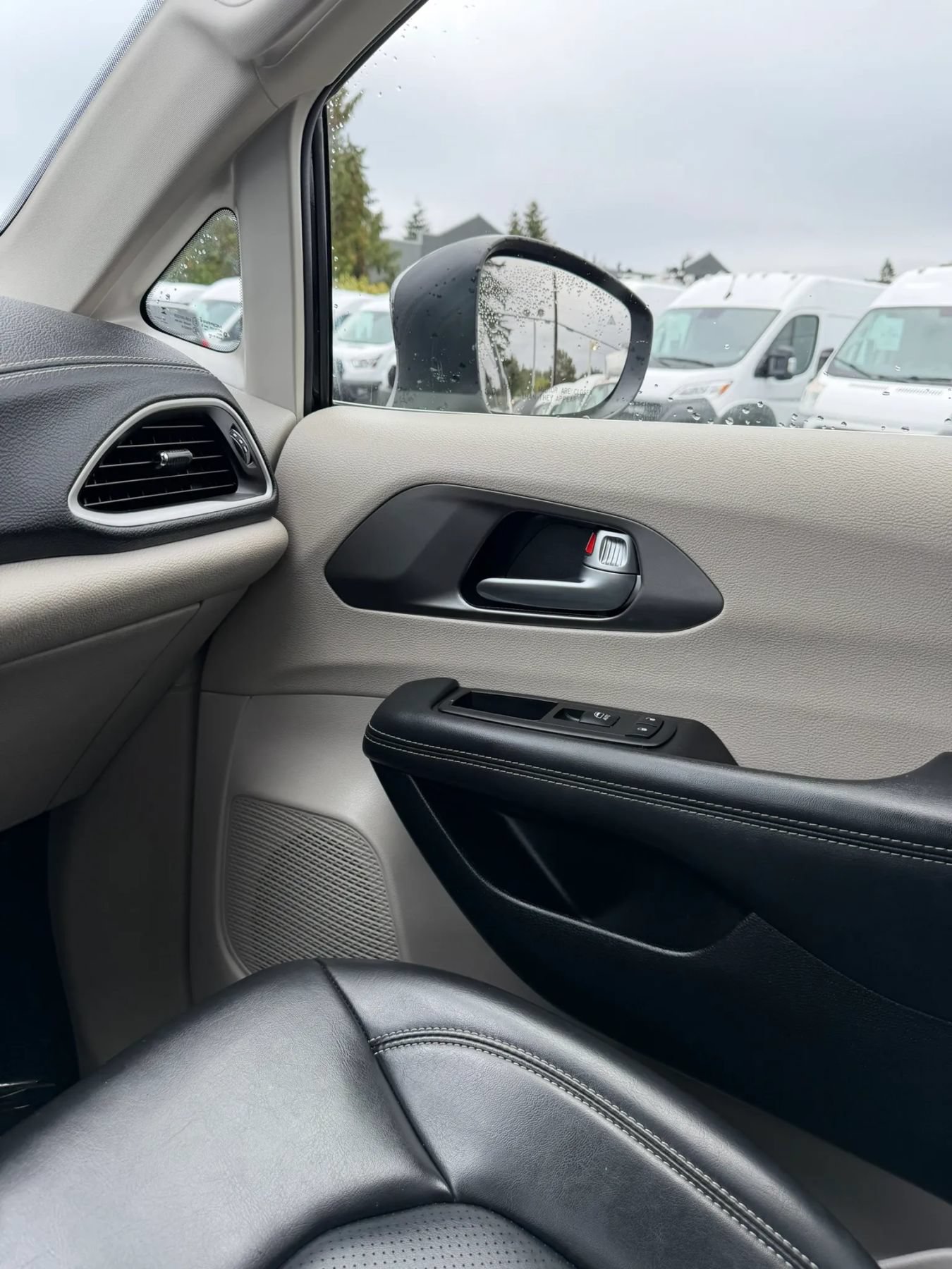 Used 2023 Chrysler Pacifica Touring-L FWD image 34