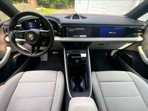 Certified 2025 Porsche Macan 4 Electric AWD/4WD image 18