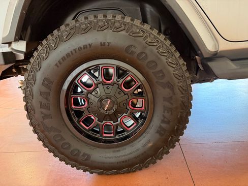 Used 2018 Jeep Wrangler Unlimited Sahara AWD/4WD image 17